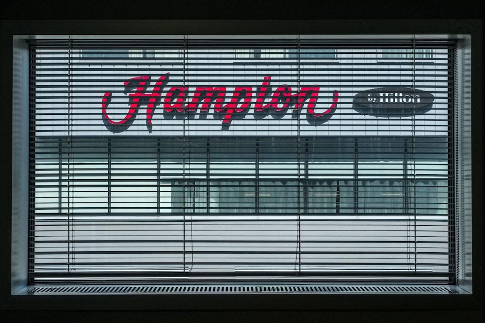 Hampton By Hilton London Gatwick Airport Hotel Horley Exterior photo